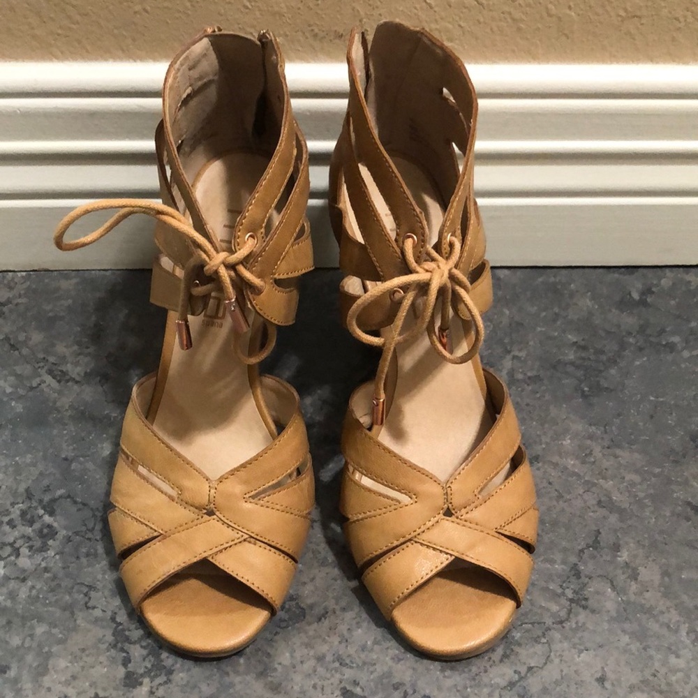 Moda Tan strappy sandals size 6